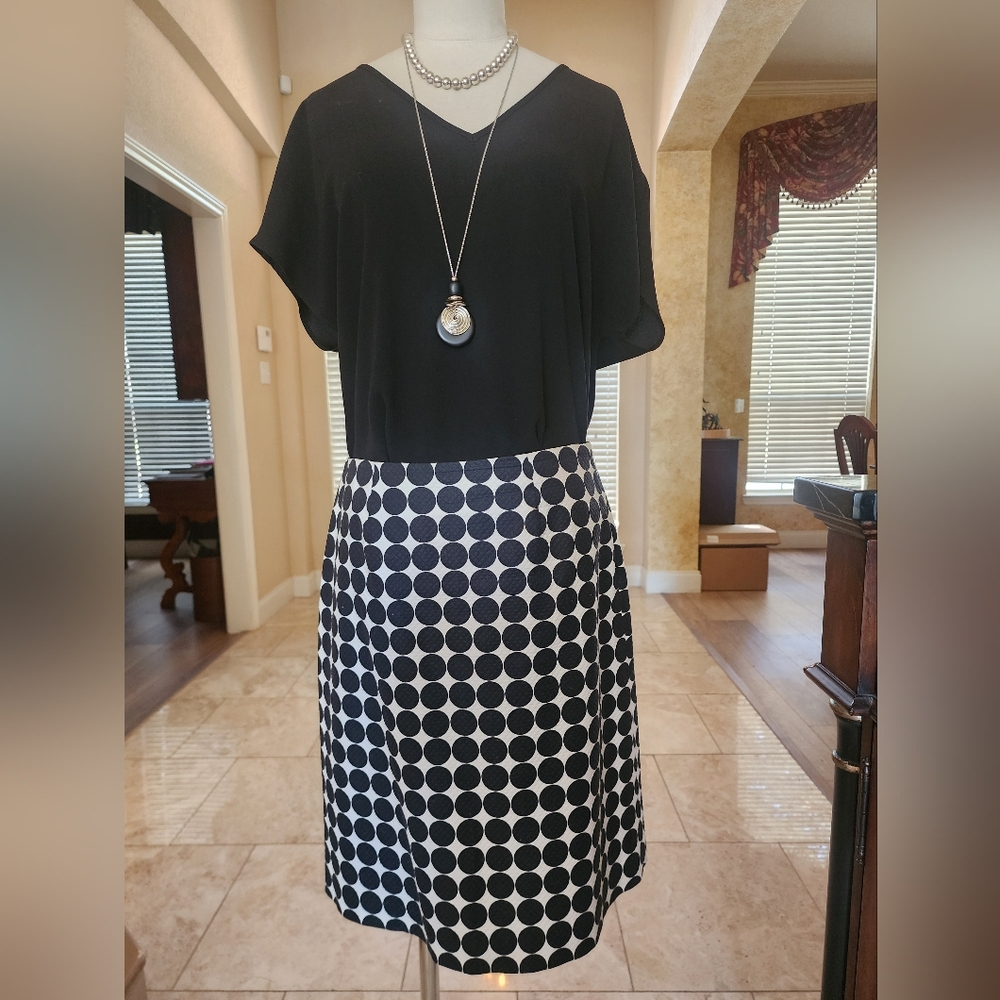 EUC-DonCaster Black and Ivory Circle Pattern Skirt!!🍒🍄‍🟫